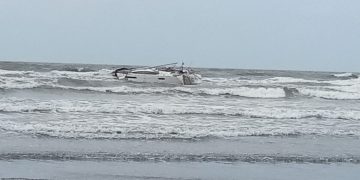 boat in Harihareshwar Beach